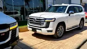 Luxury Land Cruiser V8 rental Uganda for executive travel